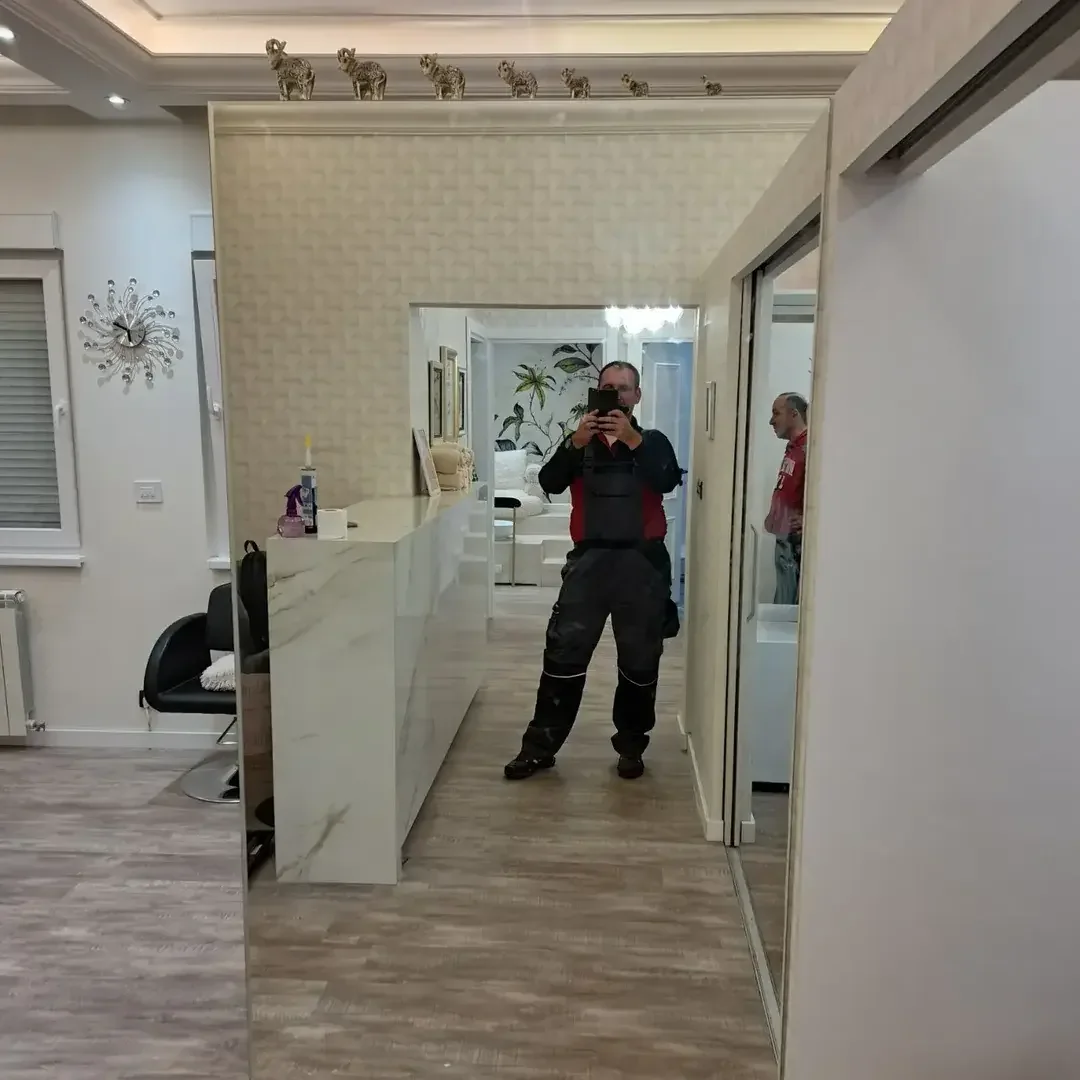 Veliko ogledalo po meri u enterijeru
