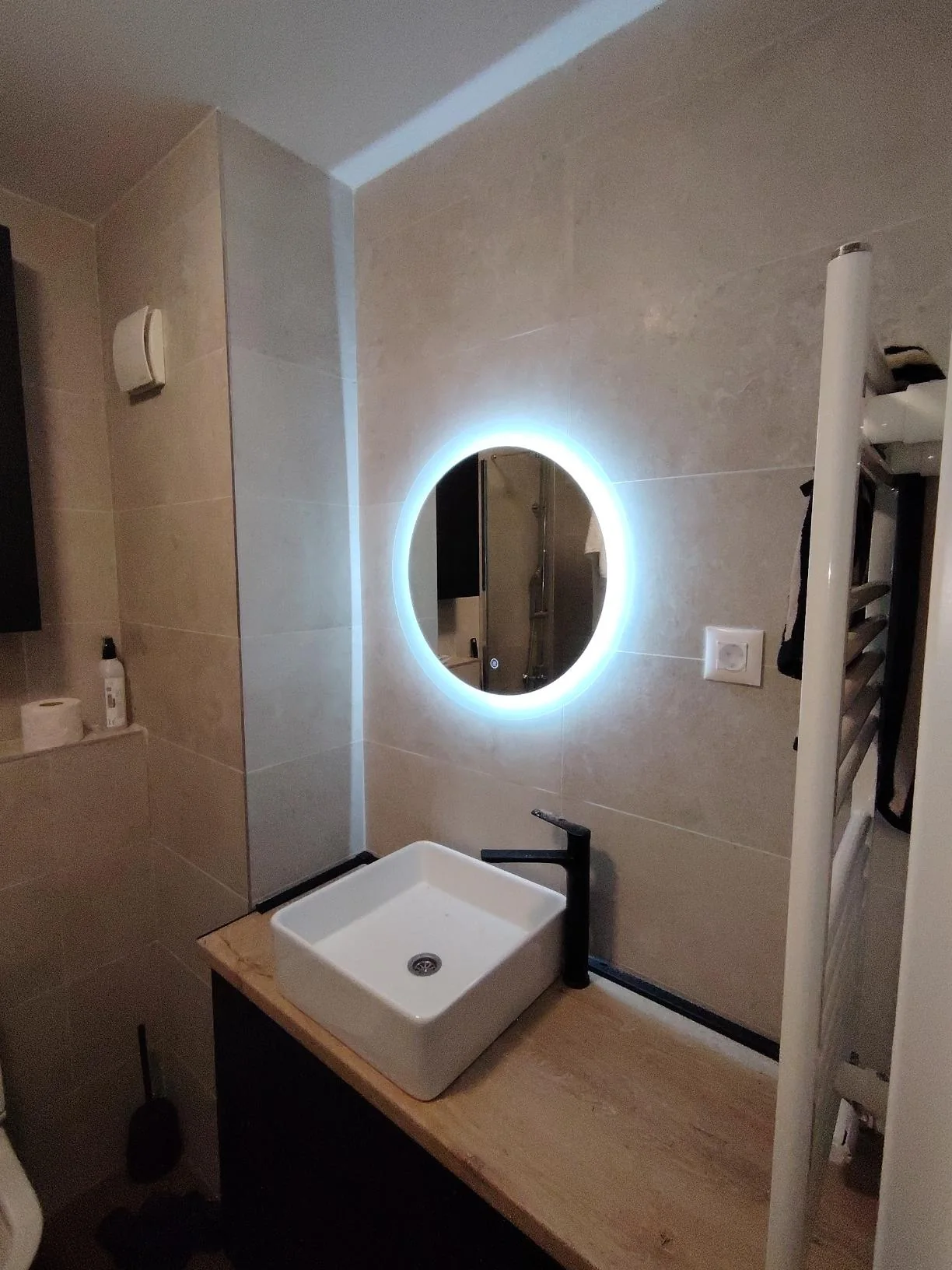Okruglo LED ogledalo u kupatilu