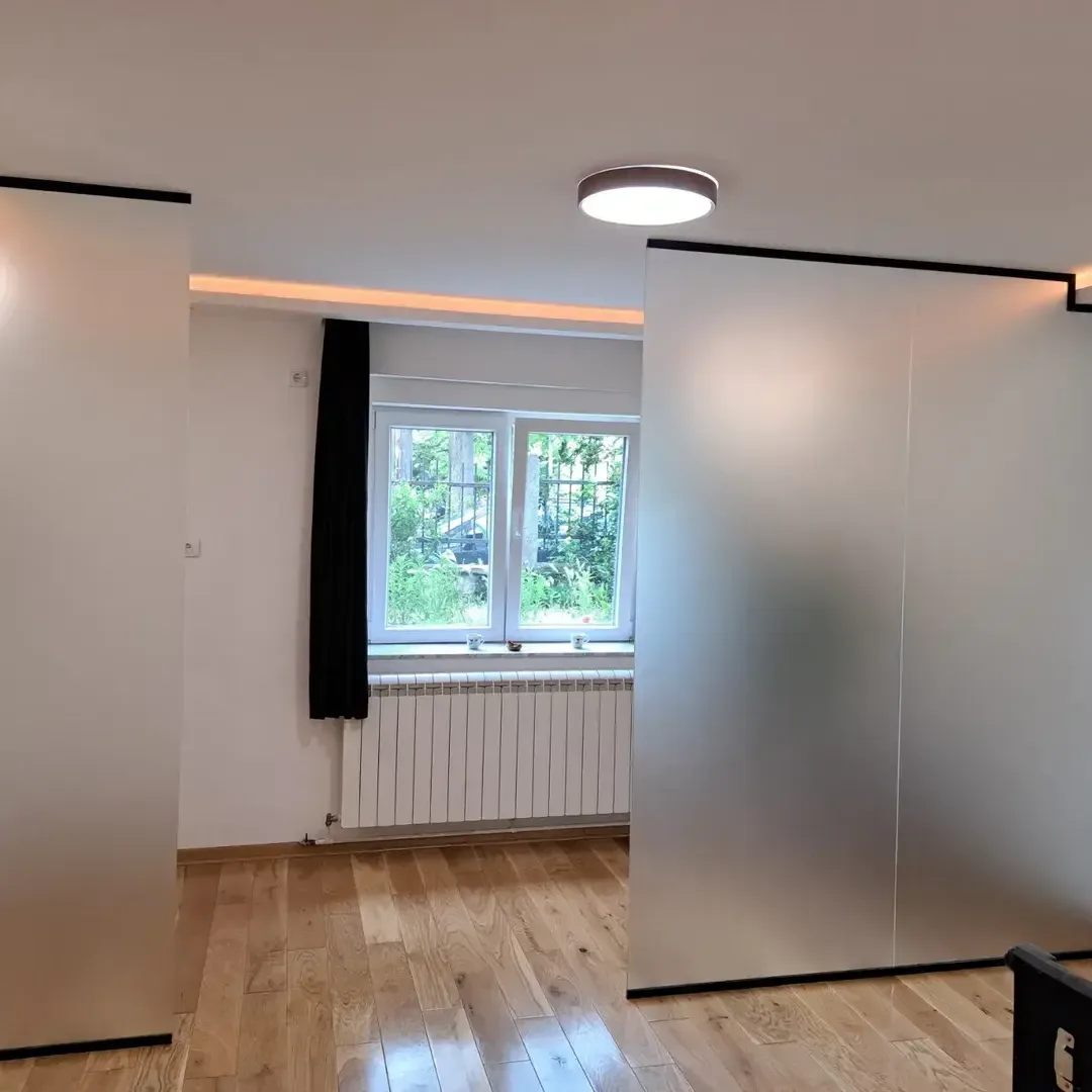 Mat staklene pregrade u enterijeru